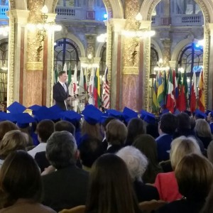John Bader durante su discurso a los graduados del IB en el International School of Paris