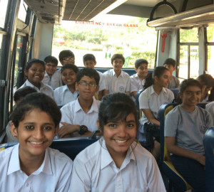 Les élèves du PEI en chemin pour rendre visite à la Mandal Parishad Primary School, à Devendar Nagar, Pahadisharif, Maheswaram Mamdal, Hyderabad.