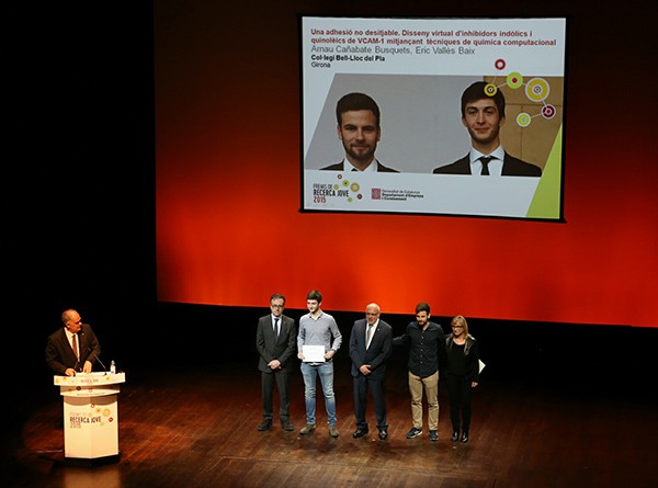 Foto 7 Momento de la entrega del premio Recerca Jove a Èric y Arnau - 600px