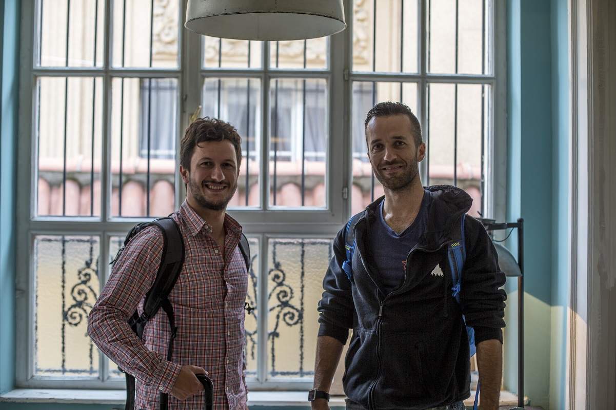 Los hermanos Giuseppe Belpiede (a la izquierda) y Vincenzo Belpiede (a la derecha) estudiaron el Programa del Diploma en el St. Stephen’s School de Roma (Italia).