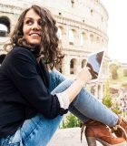 Pourquoi je serai toujours une historienne iStock_Smiling_woman_in_front_of_Colosseum 12x8
