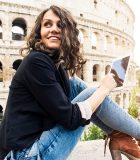 Por qué siempre seré historiadora iStock_Smiling_woman_in_front_of_Colosseum 600 sq