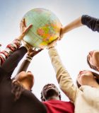 El internacionalismo abre el corazón y produce nostalgia iStock_Teenagers_reaching_the_world_at_campus 600 sq