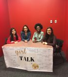 Foluke, Raphaela et Elina, trois élèves du Programme du diplôme, tournent un épisode de Girl Talk.