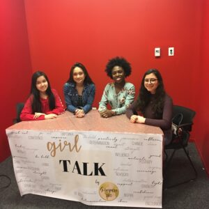 Las alumnas del PD Foluke, Raphaela y Elina en un episodio de Girl Talk