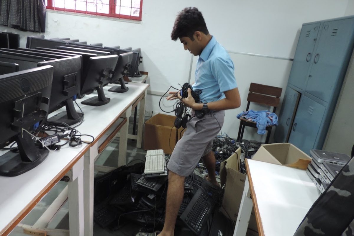 Rishit Jan clasificando los residuos electrónicos recolectados por el equipo de REUSE.