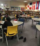 Alumnos de cuarto y quinto año compitiendo en la batalla de los libros