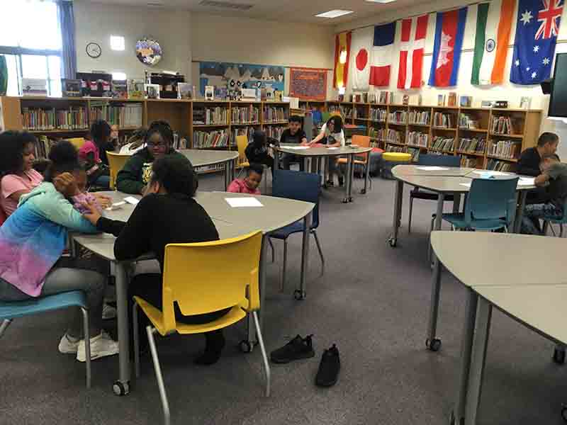 Des élèves de 4e et de 5e année participent à la compétition « The Battle of the Books ».