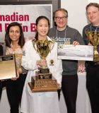 Jenny recibiendo el trofeo de ganadora y un premio en metálico de CAD 1.500 en el certamen nacional canadiense Brain Bee.