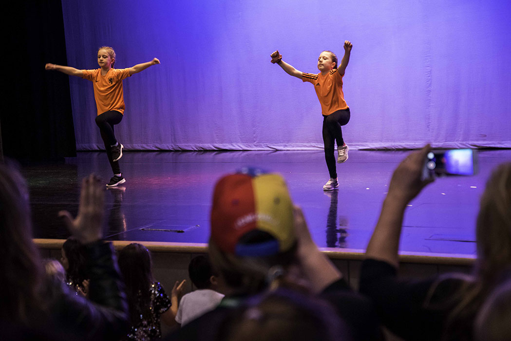 Des élèves sur scène lors du Festival de la semaine internationale.