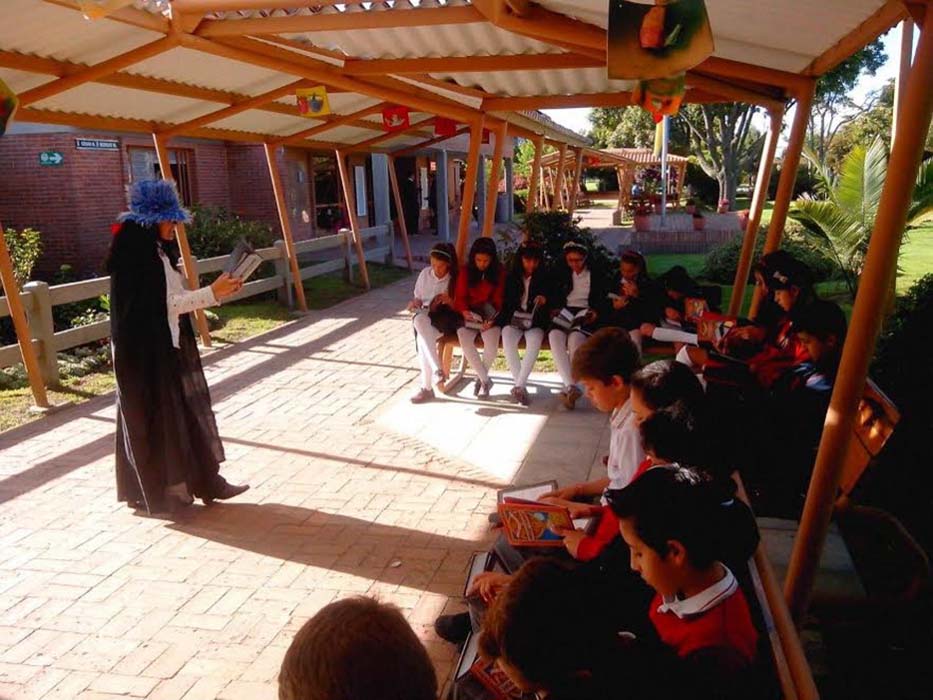 Alumnos leyendo un libro durante el “círculo literario”