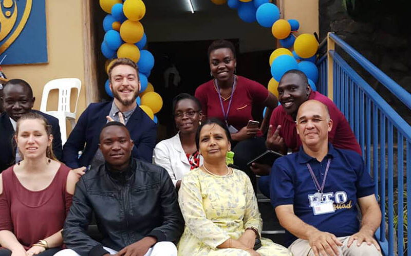 Bukenya Vicent avec ses collègues du PEI à l’Acorns International School.