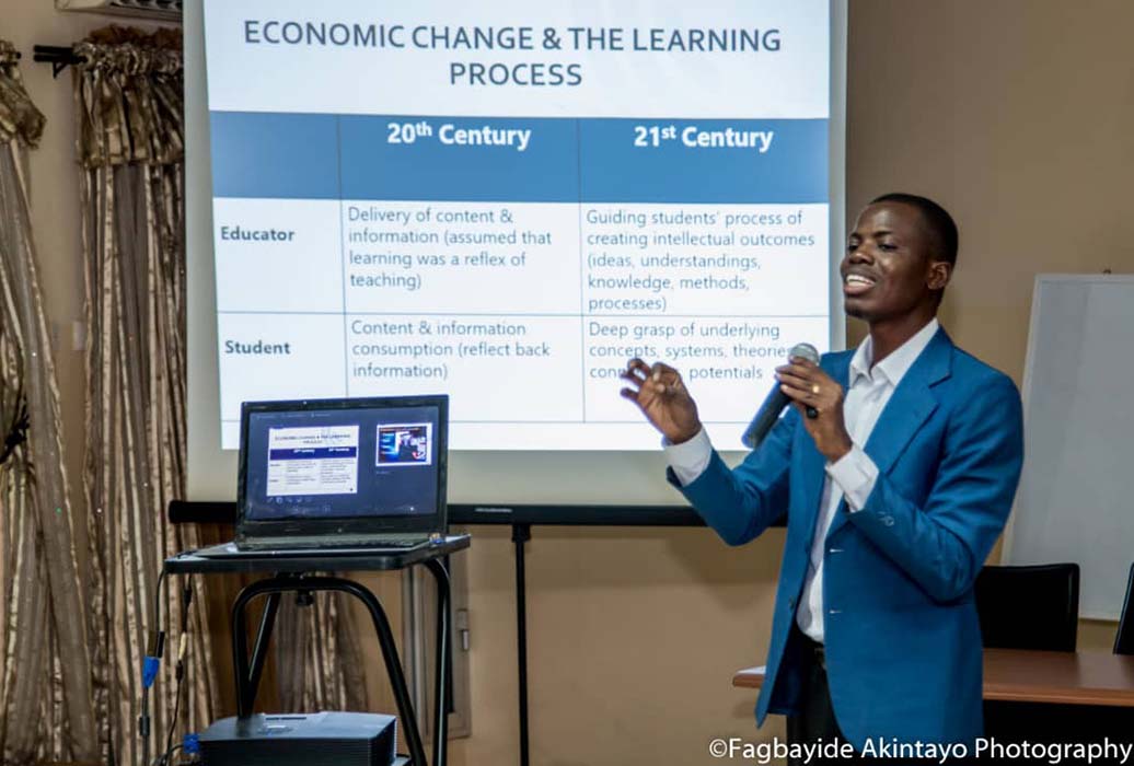 Olalekan Adeeko, lauréat de la bourse UoPeople, donne une présentation sur l’apprentissage au XXIe siècle. Crédits photo : Fagbayide Akintayo Photography.