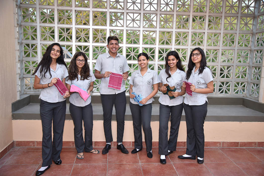 Ziyaan Virji junto a su equipo de la Aga Khan Academy Mombasa.