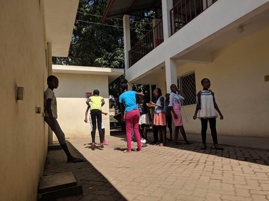 Des filles jouent à l’Unity School, à Bombolulu, au Kenya.