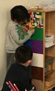A menudo, los niños exploran ideas matemáticas en el juego.